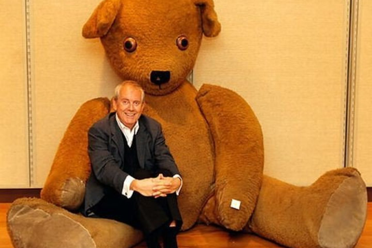 Rašytojas,radijo laidų vedėjas, politikas Gylesas Brandrethas įkūrė ir pliušinių meškiukų muziejų „Teddy bear“.