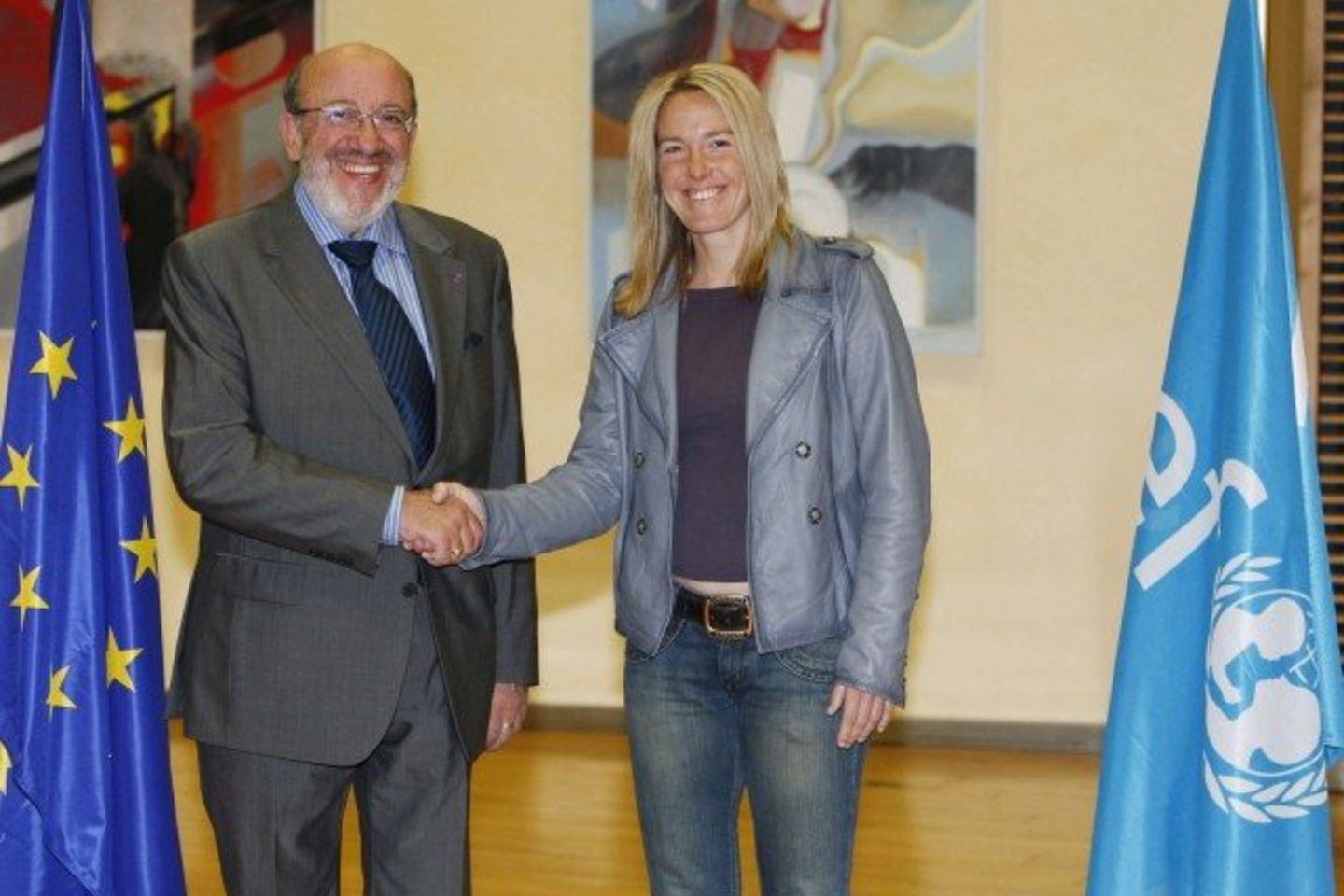 J.Henin yra paskirta UNICEF geros valios ambasadore ir dalyvauja įvairiose socialinėse akcijose. Šalia - ES humanitarinės pagalbos komisaras L.Michelis.