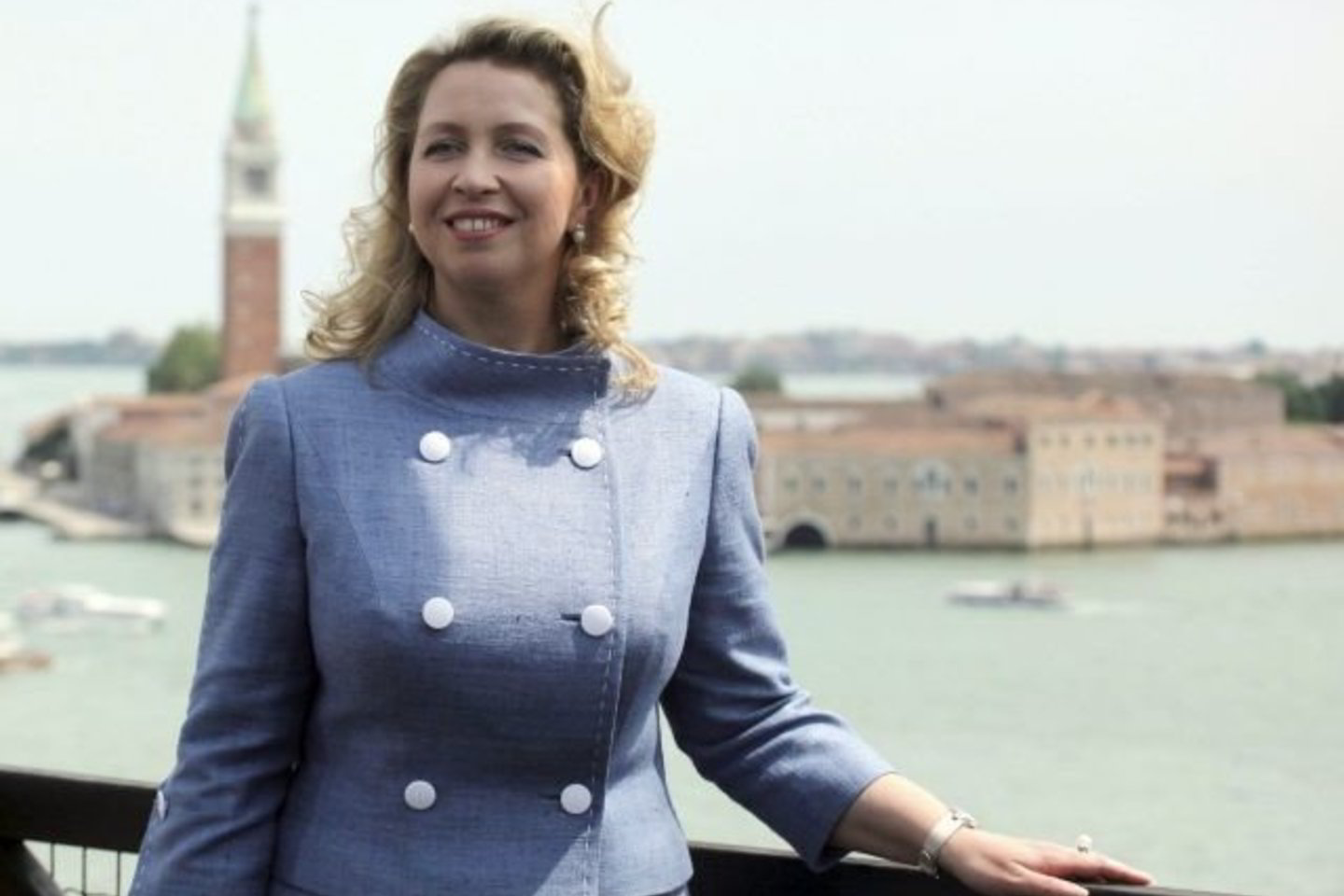 Svetlana Medvedeva pavaišino meškiukus morkomis, obuoliais ir sausainiais.