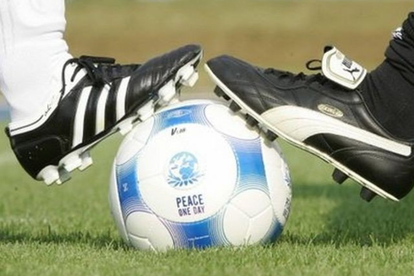 Draugiškose futbolo rungtynėse "Adidas" ir "Puma" užkasė karo kirvį.
