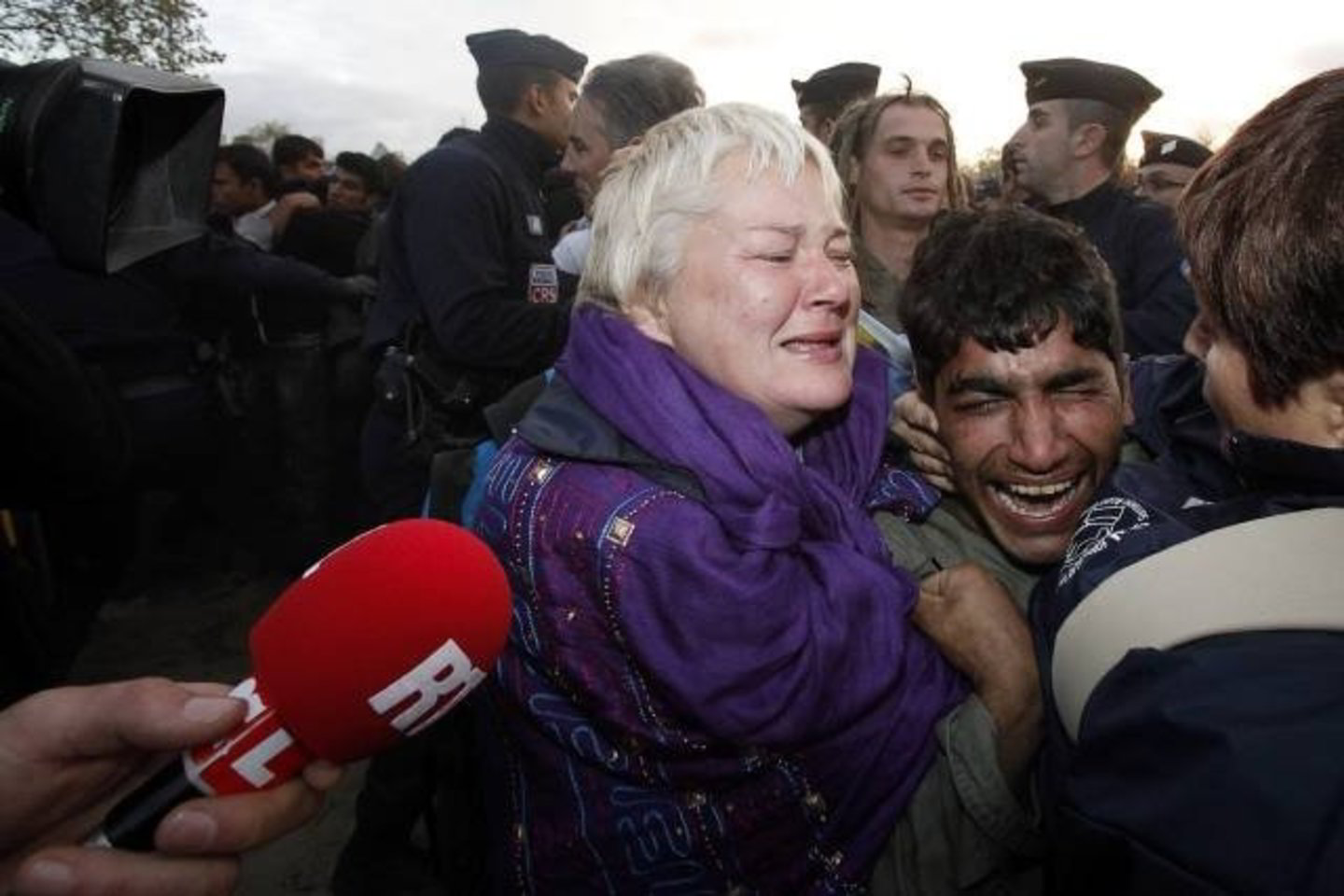 Migrantai nesipriešino policijos pareigūnams, tačiau nelegalus užstoja demonstrantai.