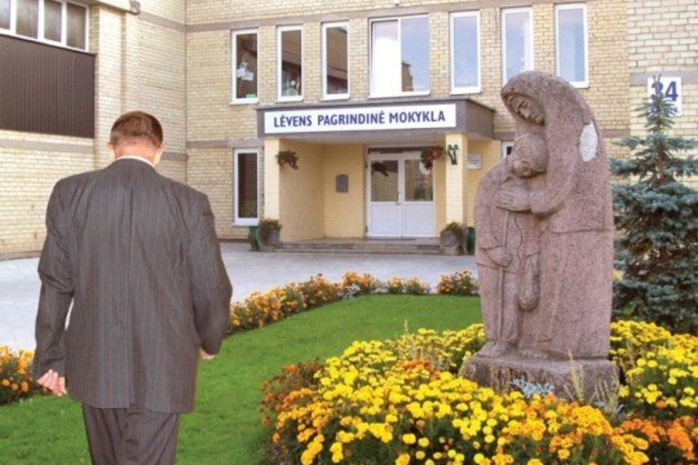 Pasvalio Lėvens pagrindinė mokykla deklaruoja motinišką glėbį savo auklėtiniams, tačiau direktorius D.Vaišnoras ką tik vienam iš jų atsuko nugarą.