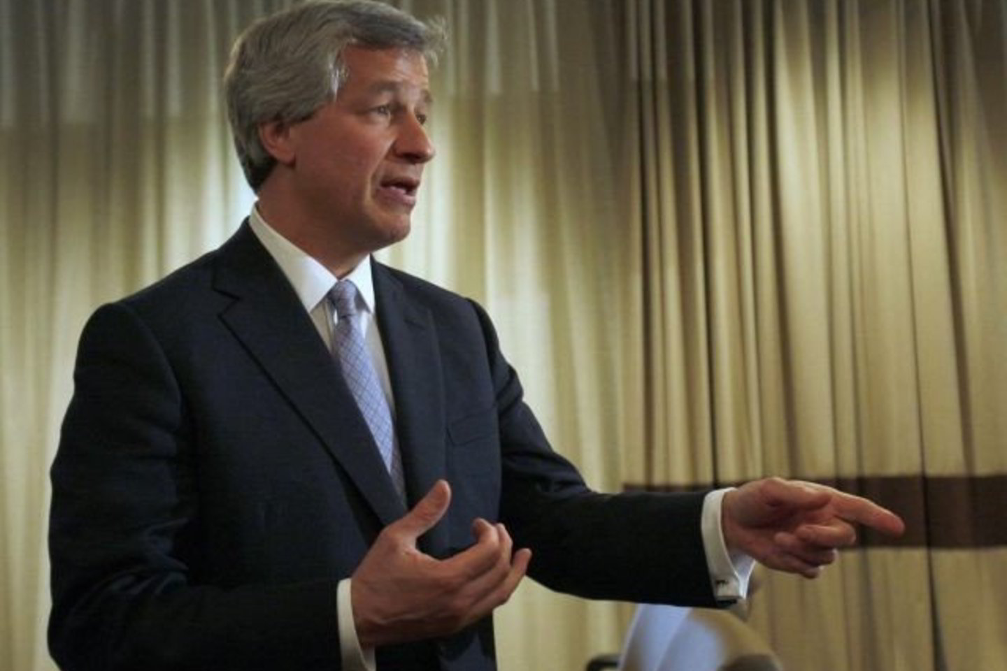 Didžiausiam Jungtinių Valstijų bankui „JP Morgan Chase“ vadovaujantis J.Dimonas 2008 metais uždirbo 19,6 mln. JAV dolerių.