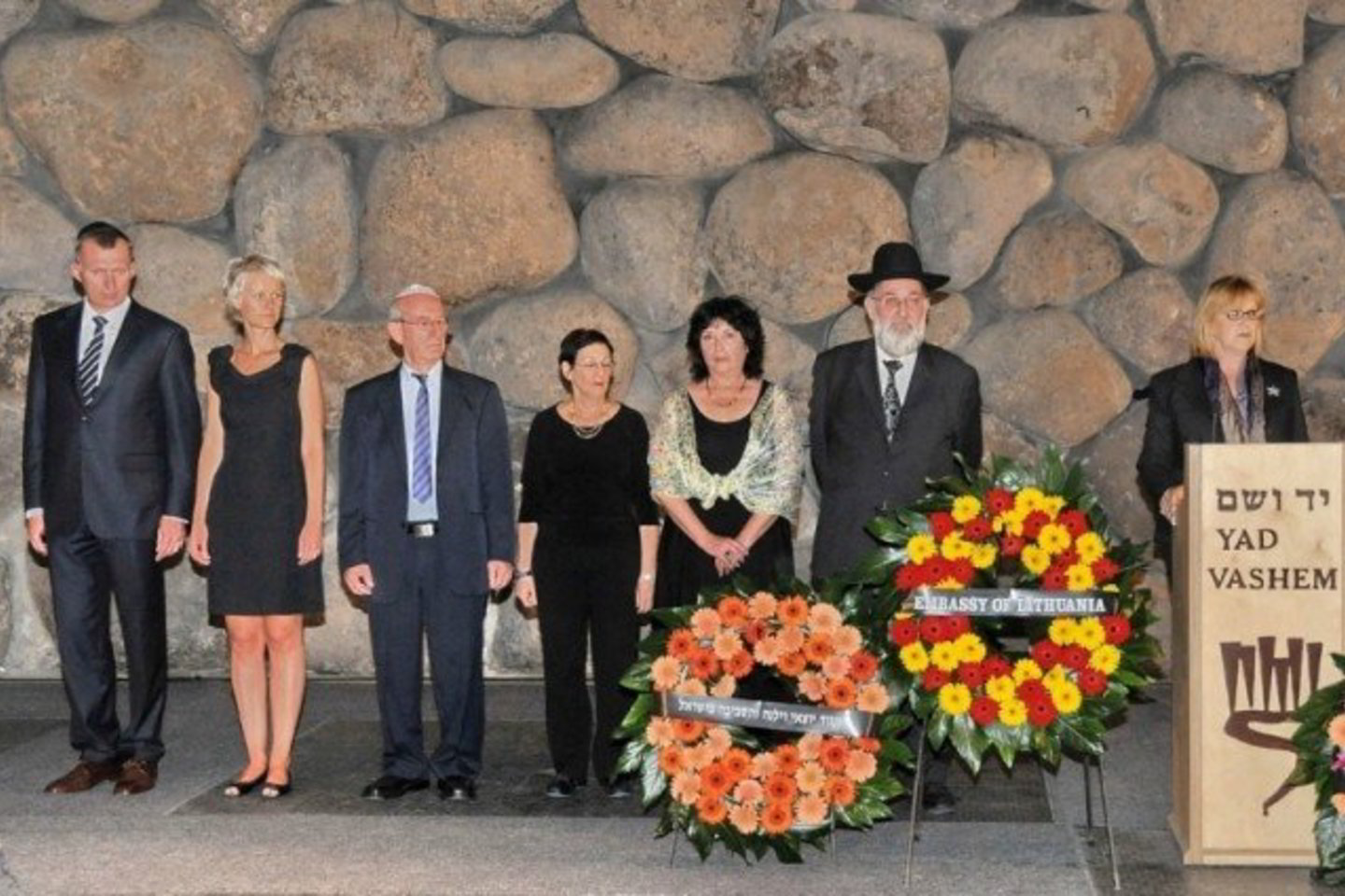 Žuvusiųjų atminimo ceremonijoje kalbėjo Izraelio viešosios diplomatijos ir diasporos ministras Yuli Edelsteinas, ambasadorius D.Degutis, Yado Vashemo generalinis direktorius Nathanas Eitamas, Vilniaus žydų asociacijos pirmininkas Michaelis Shemiavitzas.