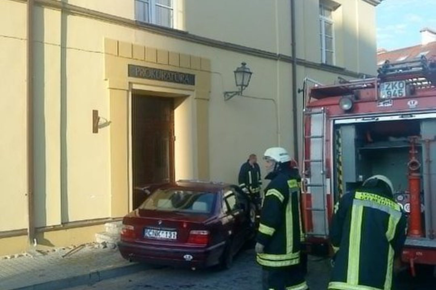 BMW 316 į Kėdainių prokuratūros pastatą įsirėžė rugpjūčio 19-ąją.