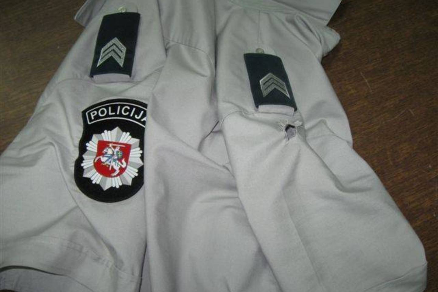 Užpulto pareigūno marškiniuose liko skylė.