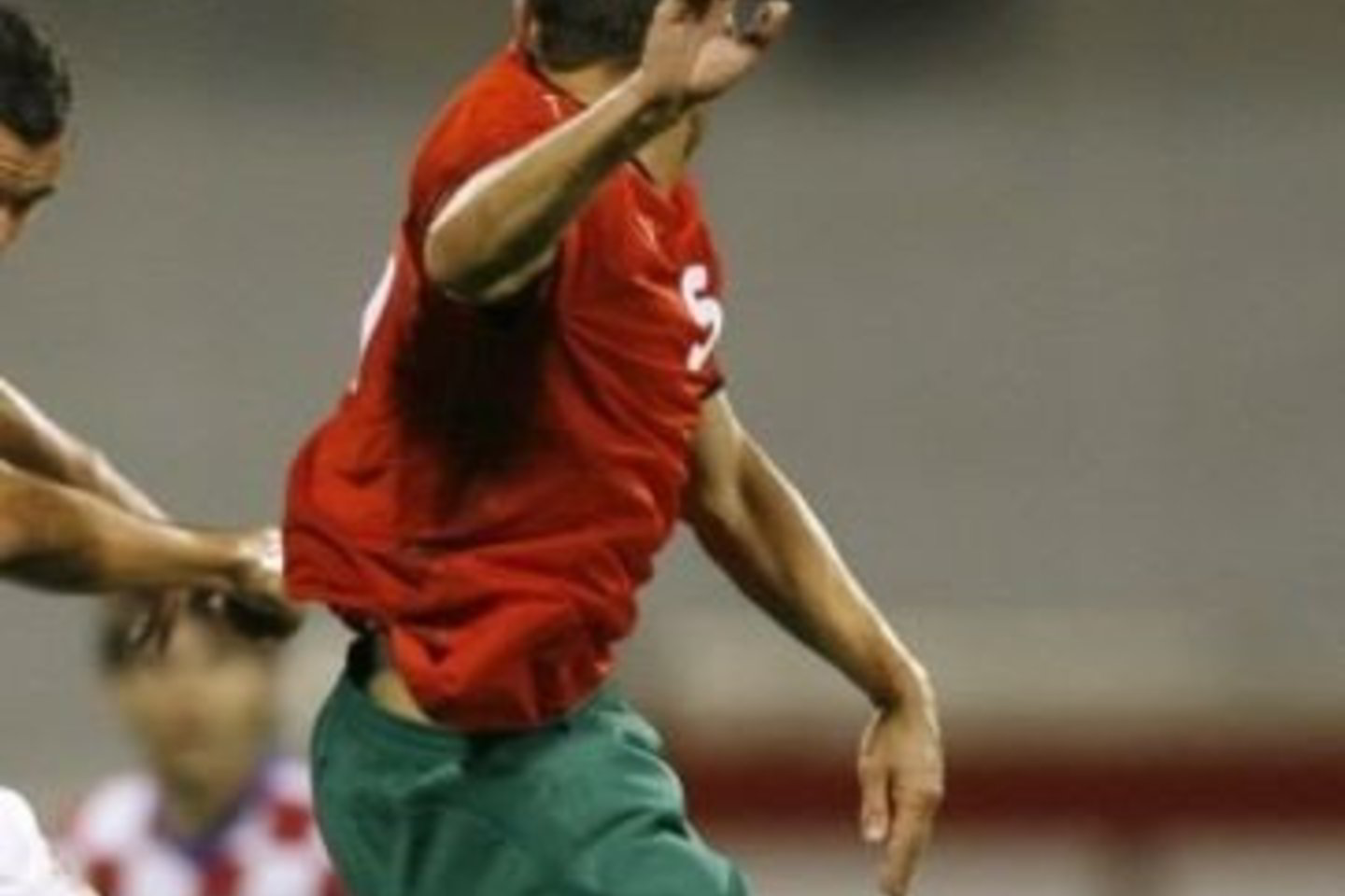 Jaunieji Baltarusijos futbolininkai nenusileido juos užgauliojantiems miestelio gyventojams.