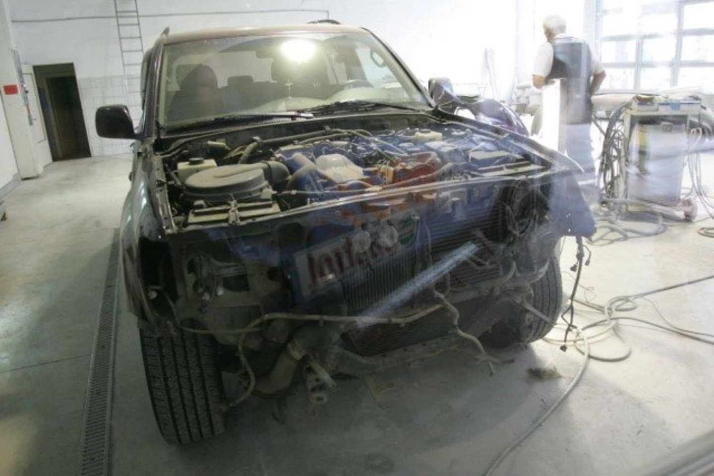 Į autoservisą atvyko policijos pareigūnai, prokuroras ir tyrėjas, kuris nufotografavo automobilį.