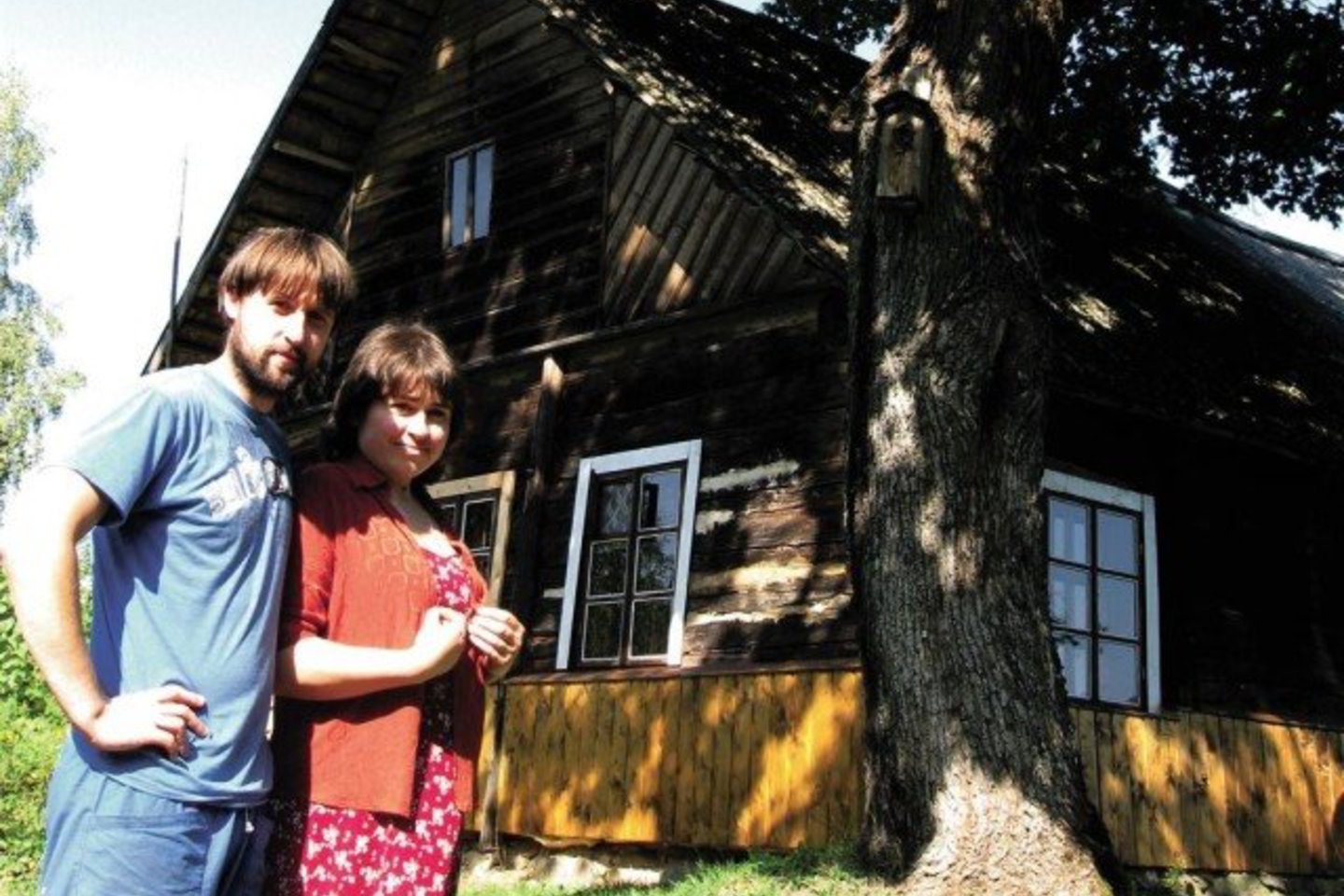 „Gyvenimas po klevu“, – savo išorinį būvį apibūdina menininkai-ūkininkai-bitininkai Dalia Visockaitė ir Nerijus Kisielius.