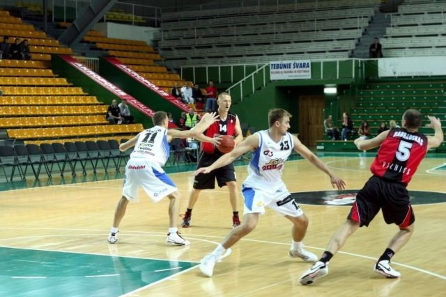 Rungtynės vyko pustuštėje Kauno sporto halėje.