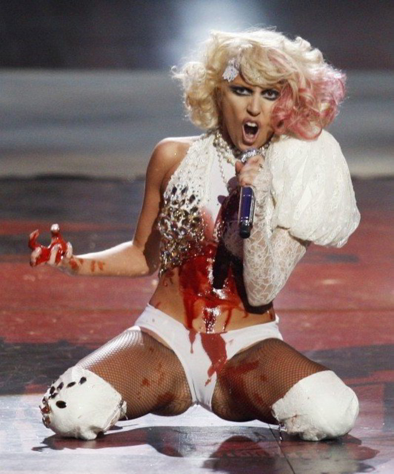 MTV videoklipų apdovanojimų įteikimo ceremonijoje Niujorke GaGa šokiravo kruvinu „Paparazzi“ numeriu, kurio pabaigoje be gyvybės ženklų pakibo virš scenos.