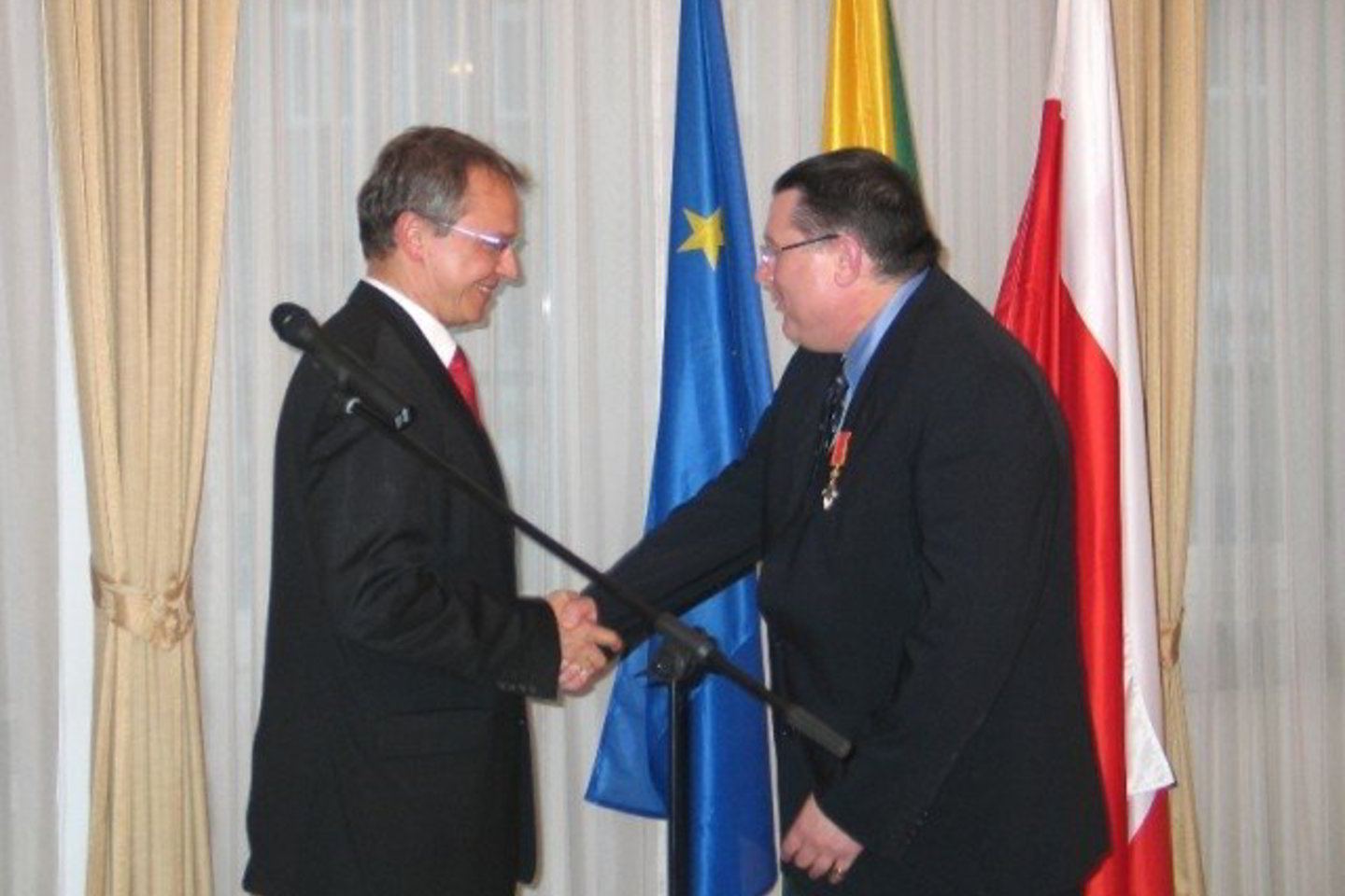 Lietuvos ambasadorius Egidijus Meilūnas įteikė ordino „Už nuopelnus Lietuvai“ Riterio kryžių D.Szpoperiui.