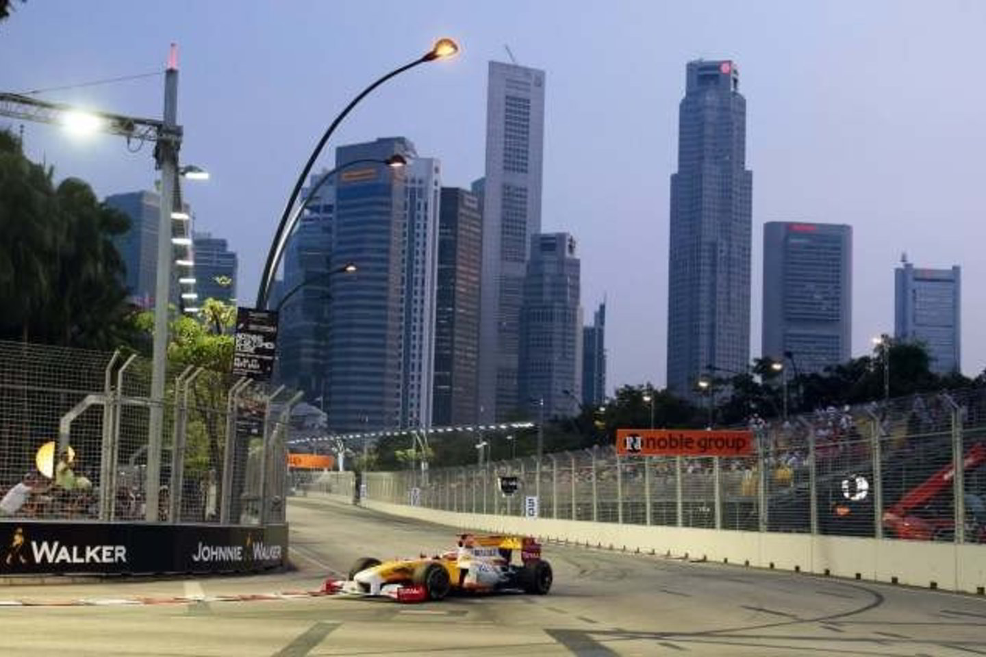„Renault“ lenktynininkas F.Alonso bandys dar kartą laimėti lenktynes naktinėje Singapūro trasoje.