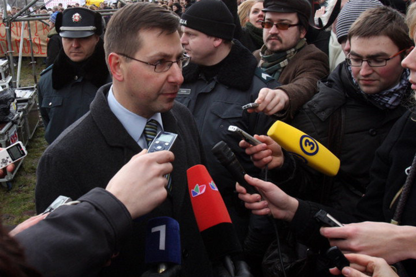 Pasak V.Mazuronio, interpeliaciją G.Steponavičiui inicijuoja socialdemokratai, „darbiečiai“, „tvarkiečiai“ ir valstiečių liaudininkų atstovai Seime.