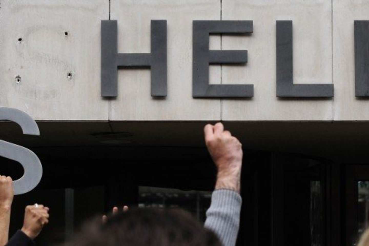 2008 m. lapkritį Graikijos antimonopolinė tarnyba nubaudė „BP Hella“ 30 mln. eurų, o „Shell Hellas“ - 19,7 mln. eurų bauda už kainų susitarimą.
