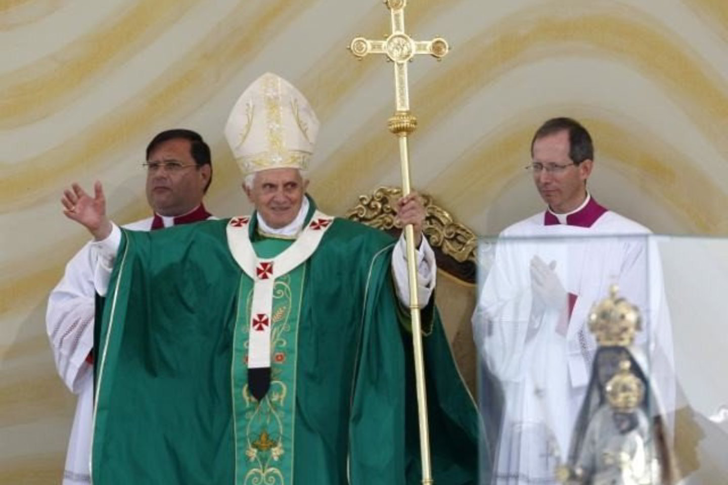 Benediktas XVI: „Visi žinome, kad ši pažanga yra nevienareikšmiška“.