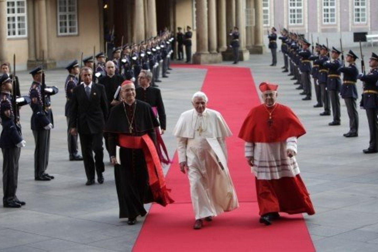 Benediktas XVI Čekijoje daugiausia kalba apie komunizmo žlugimą, laisvę ir „žaizdas“, kurias religija patyrė 1948-1989 metais, valdant komunistams.