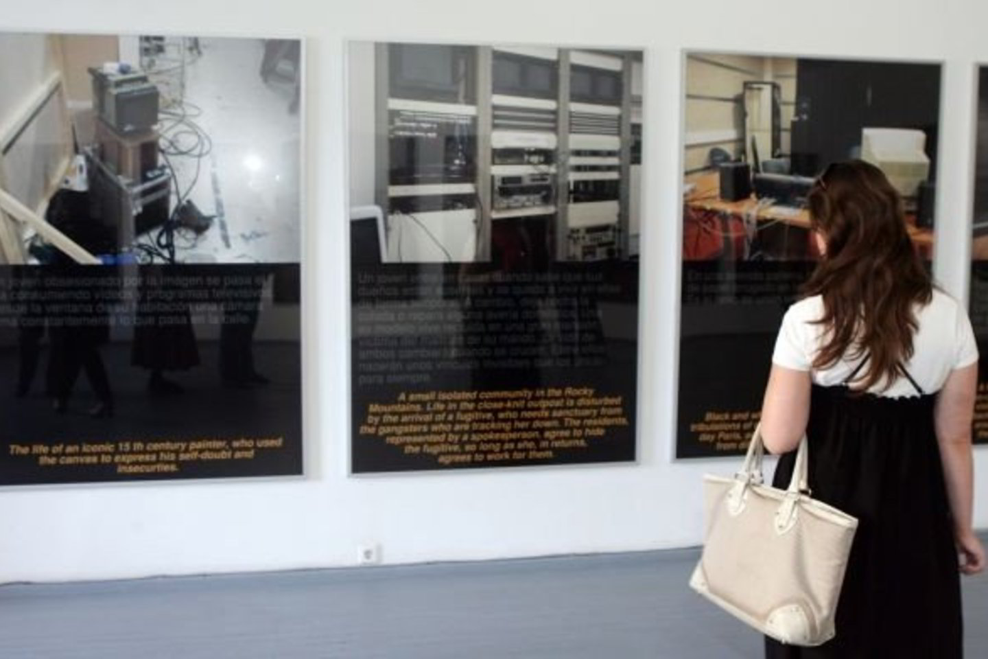 Vos įžengusį į galeriją žiūrovą gali sutrikdyti tekstų ir, regis, su jais visai nesusijusių vaizdų mozaika.
