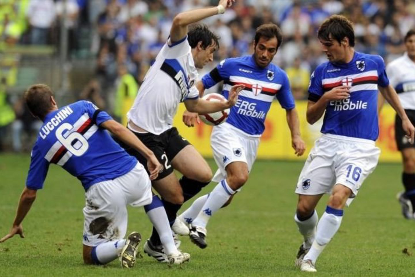 "Sampdoria" futbolininkai (mėlyni marškinėliai) pranoko "Inter".