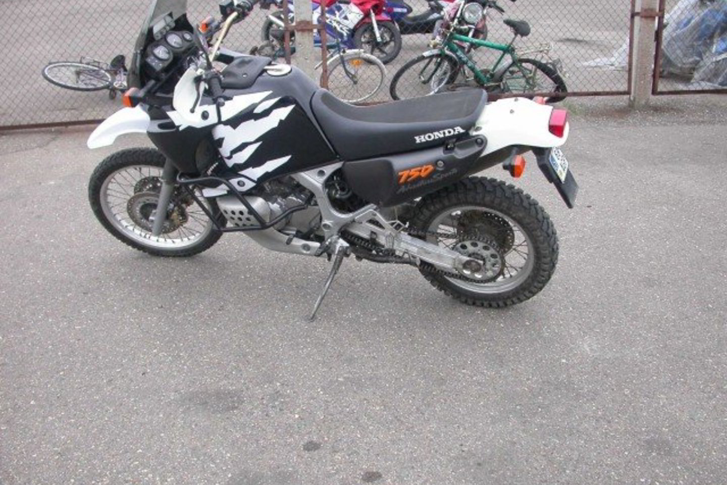 Ekspertai aišinasi, ar šio "Honda HRV 750" identifikavimo numeriai nėra suklastoti.