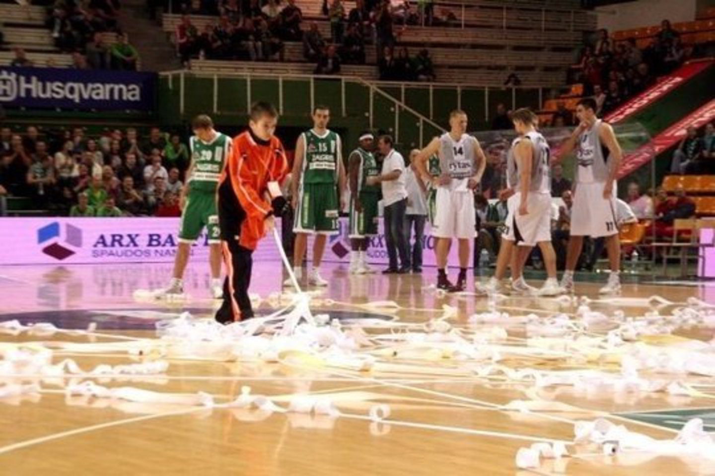 „Žalgirio“ aistruoliai prieš pat rungtynes į aikštę pažėrė didelį kiekį konfeti ir serpantinų.