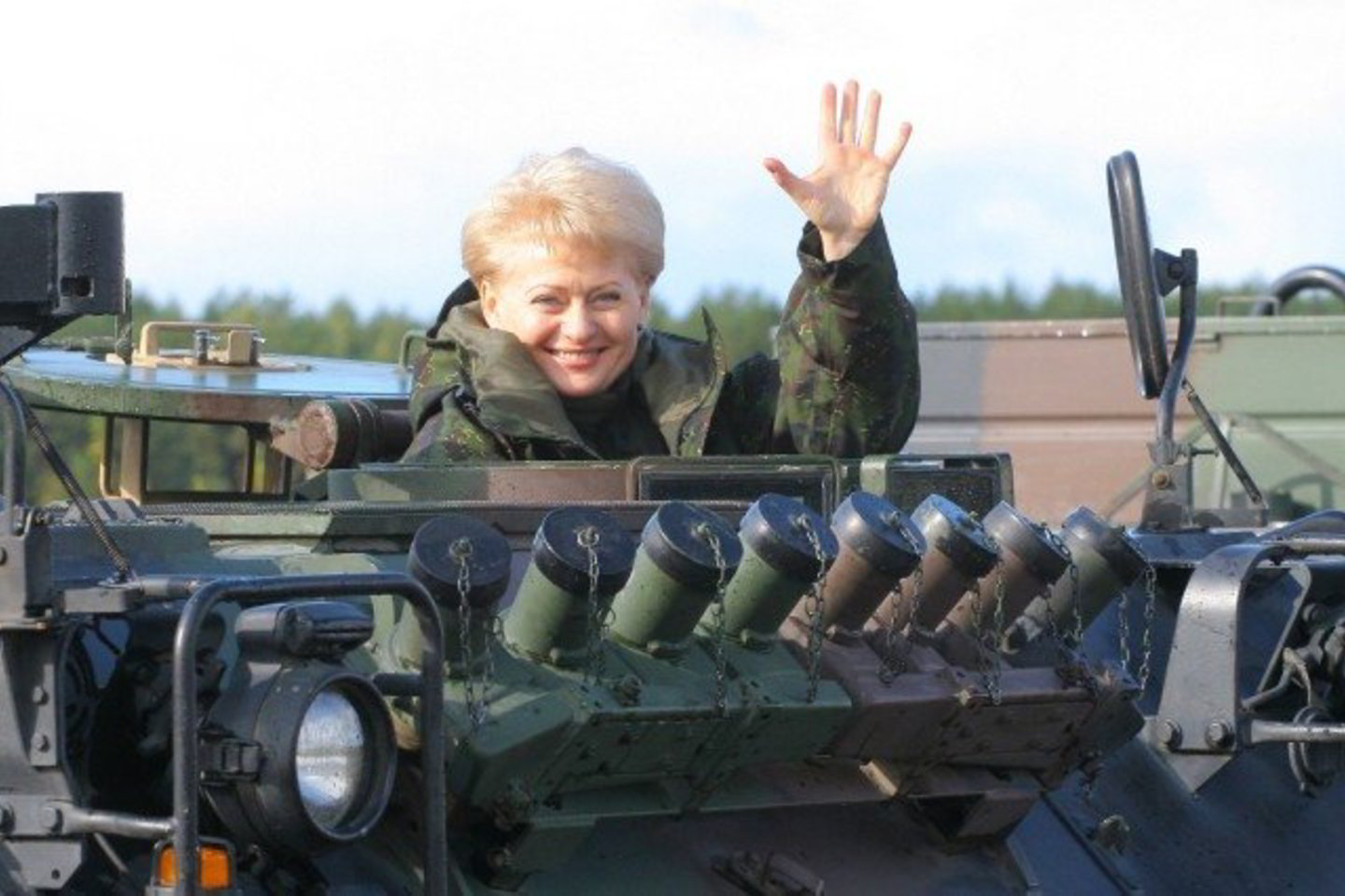 Šalies vadovė pati išbandė karinę techniką, sėdusi prie šarvuočio ir visureigio HMMWV vairo.