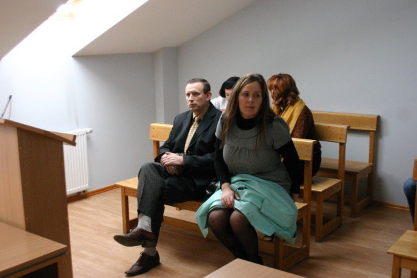 Nuo pagrobėjų nukentėjęs verslininkas Kazimieras Paulauskas į teismą atvyko su žmona.