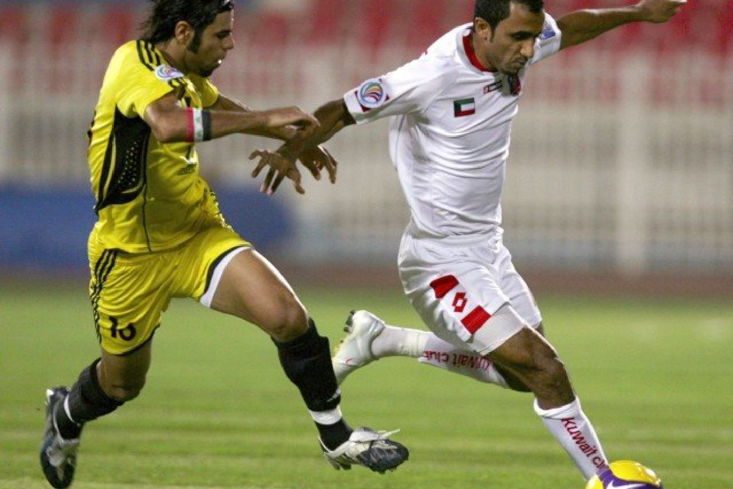 Pirmasis mačas tarp "Kuwait Sports Club" (balta apranga) ir "Arbil" futbolininkų baigėsi 1:1.