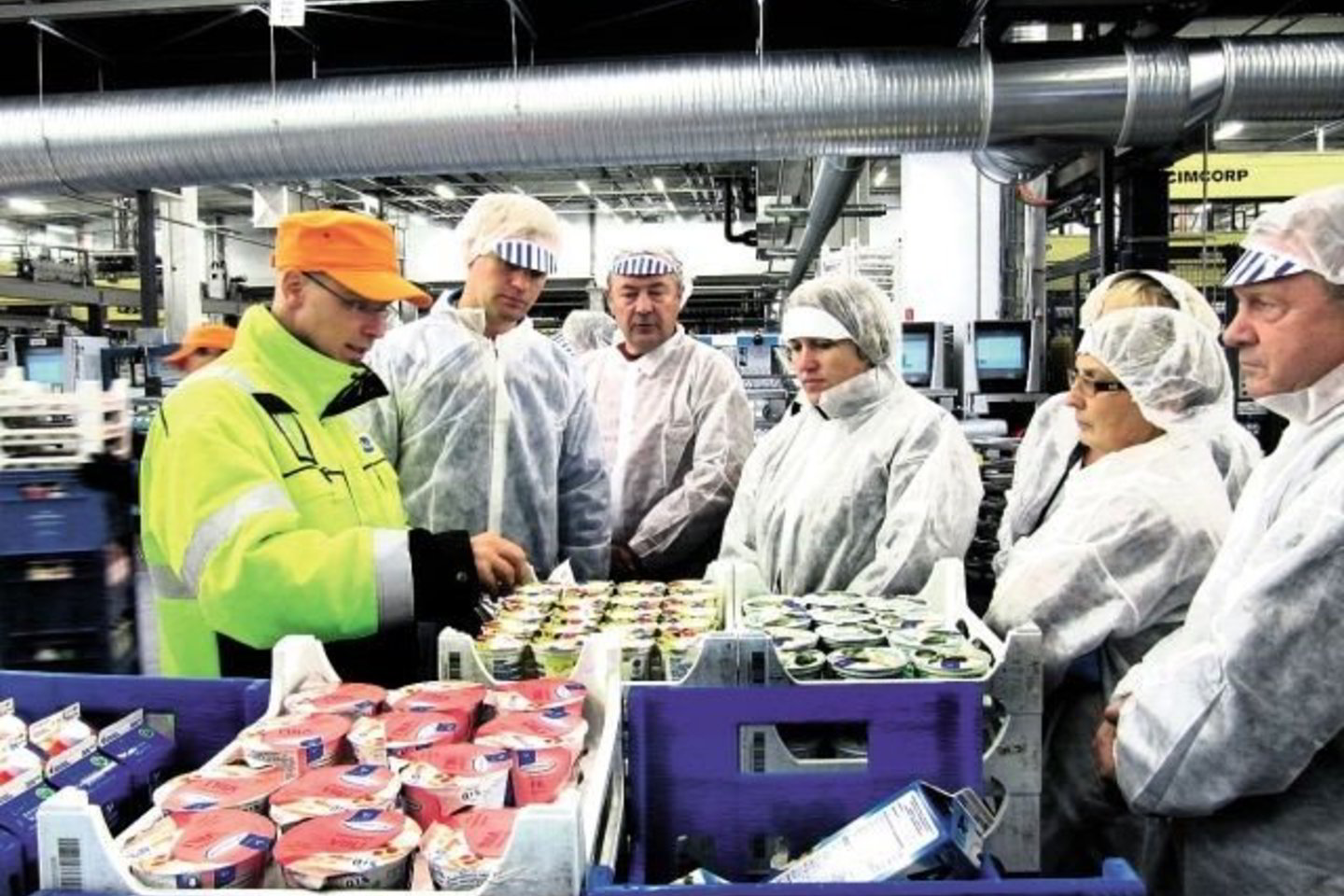 Riihimäki pieno produktų gamyklos pakavimo sandėlis: rodoma, kaip sudaromi parduotuvių pateikti užsakymai.