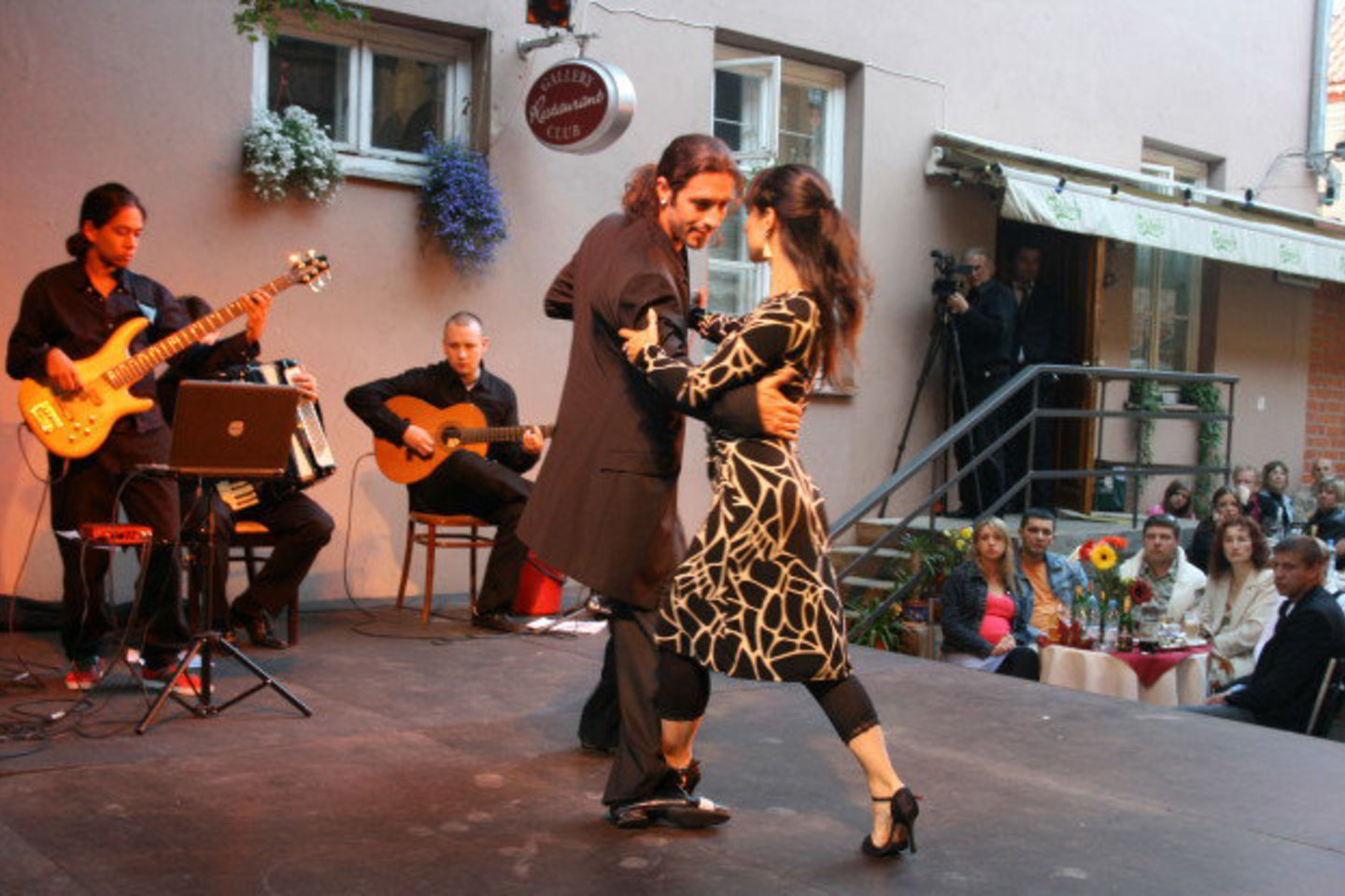 Tango šokio stilius susiformavo Buenos Airėse XIX amžiaus pabaigoje.