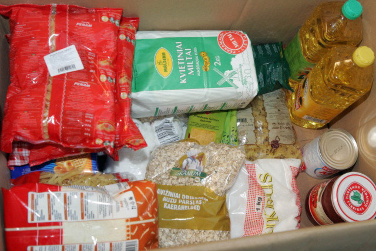„Maisto bankas“ veikia visoje Lietuvoje kaip tarpininkas tarp maisto gamintojų, prekybininkų ir nevyriausybinių labdaros organizacijų, per kurias produktai pasiekia labdaros gavėjus.
