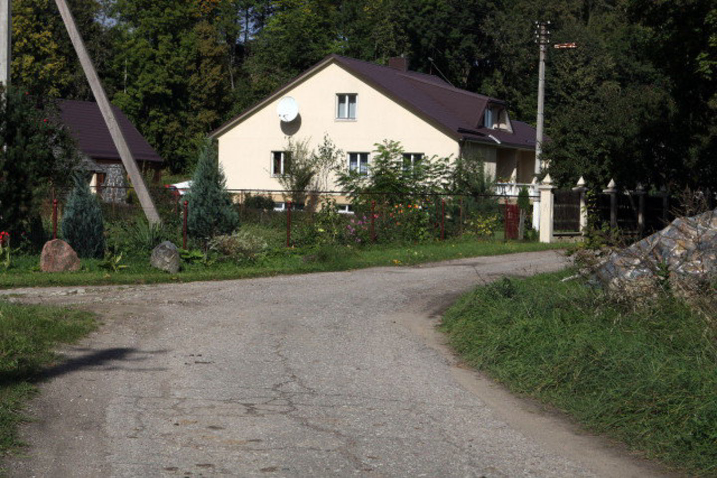Akmenos gatvė, kurioje stovi vicemero Prano Petrošiaus namas, netrukus galės džiaugtis nauju asfaltu.