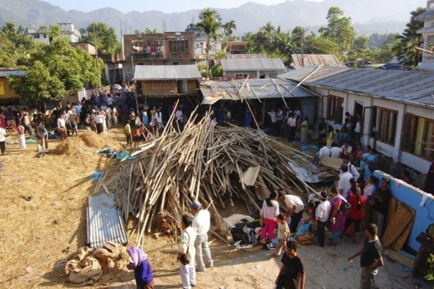 Nepalo rytuose sugriuvus bažnyčios pastatui žuvo miegoti jame besiruošę žmonės.