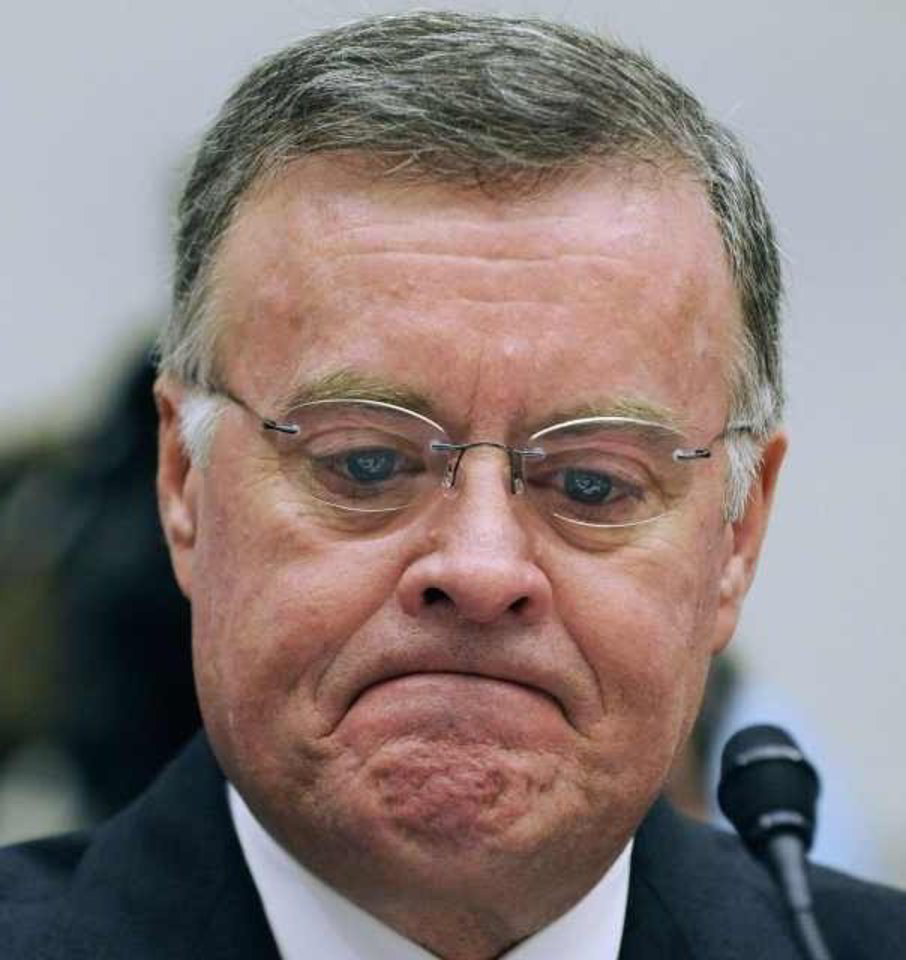 Jungtinių Valstijų banko „Bank of America“ vykdomasis direktorius ir prezidentas K.Lewisas atsistatydina.