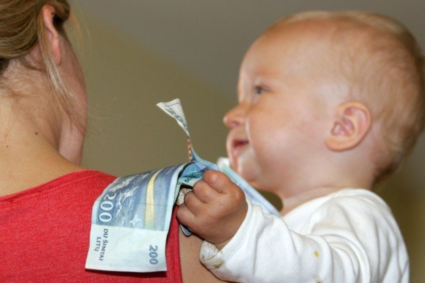 Jauna mama dėl pavėluotai gauto atlygio „Sodrai“ liko skolinga beveik 10 tūkst. litų.
