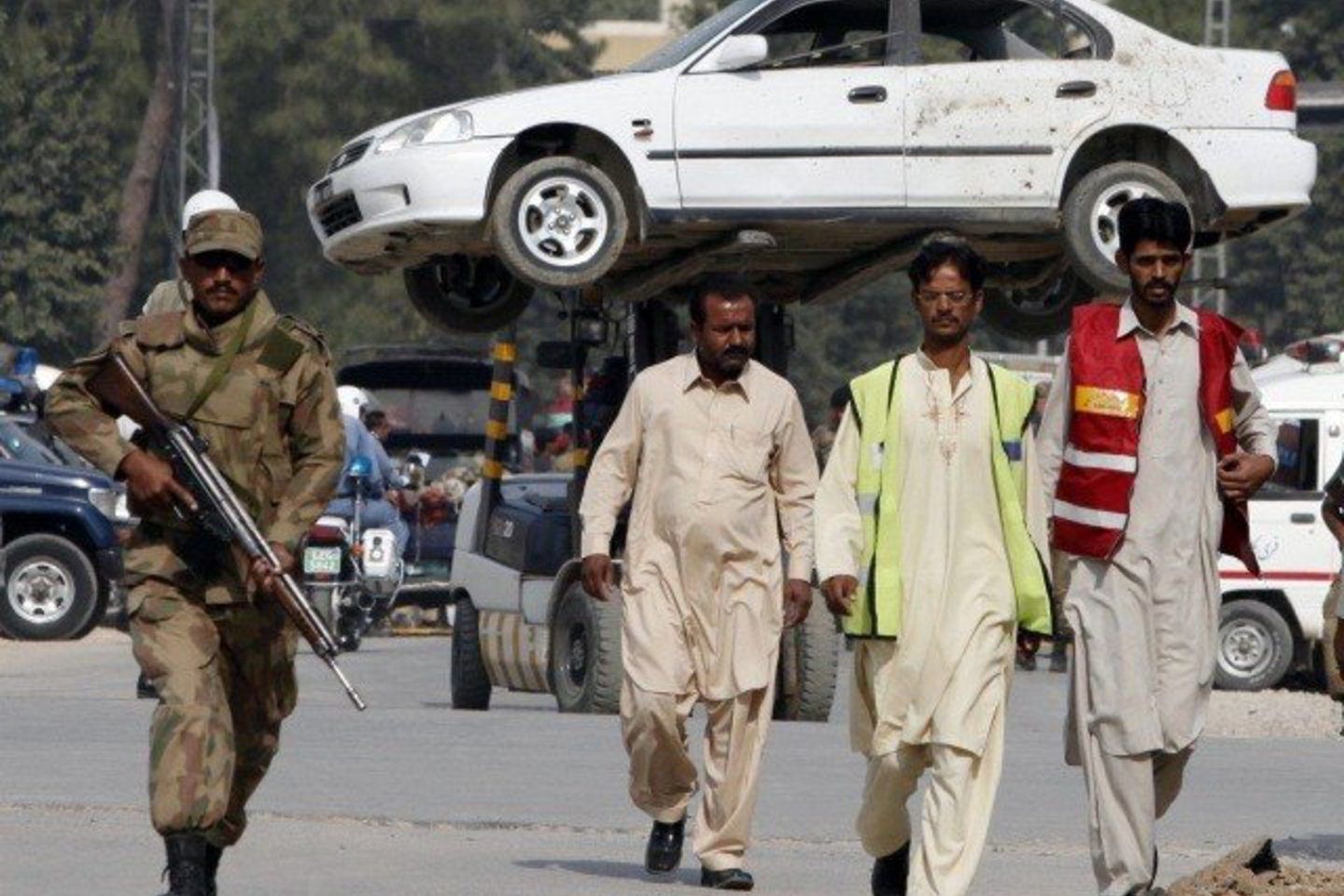 Pakistane suintensyvėjus kraujo liejimui praėjusį mėnesį žuvo daugiau kaip 300 žmonių.