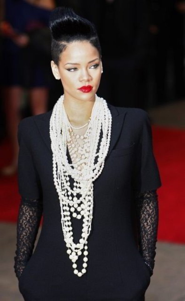 Rihanna surengs pirmąjį solinį gyvo garso pasirodymą scenoje po to, kai jos karjerą sustabdė draugo Ch.Browno smūgiai.