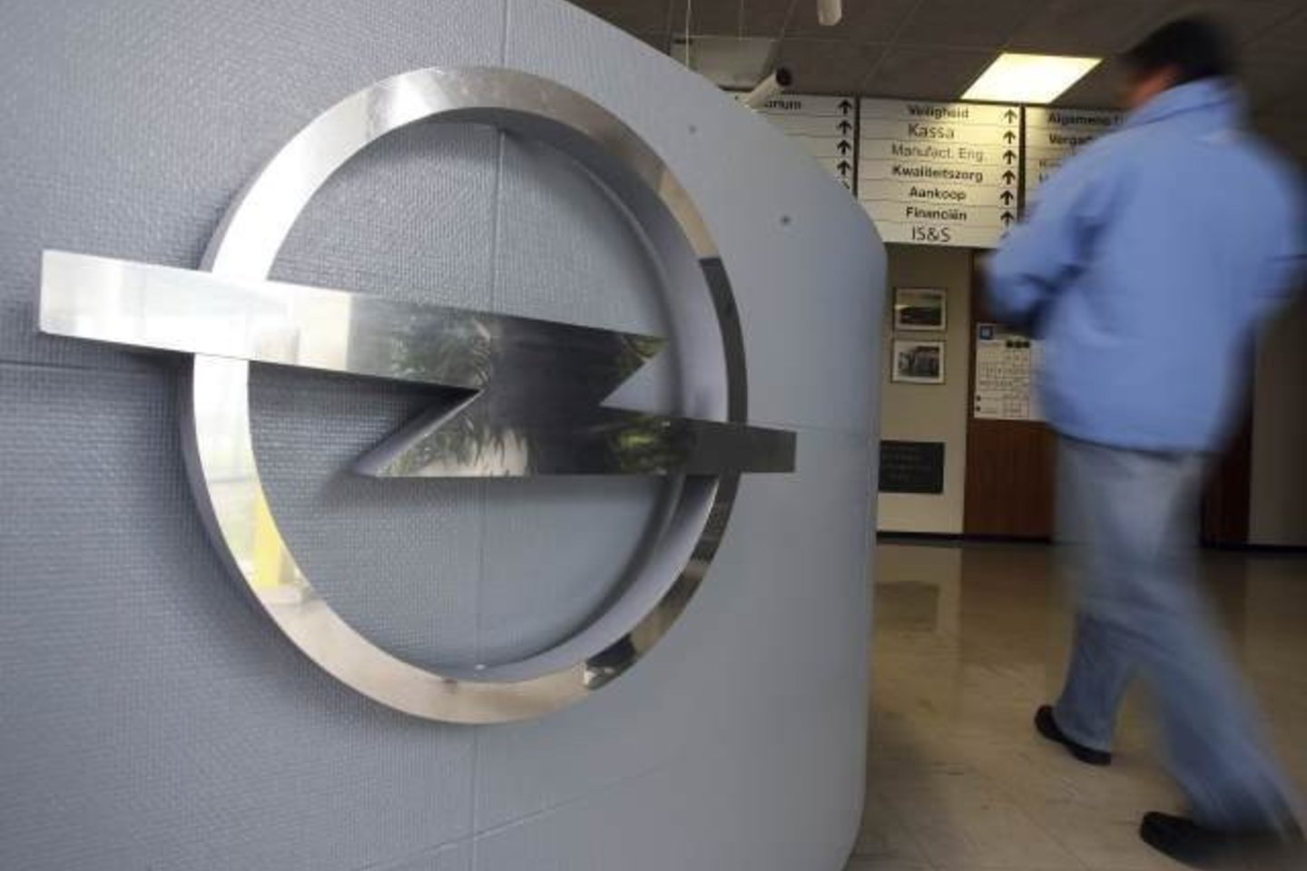 „General Motors“ ketina atleisti 10 tūkst. „Opel“ darbuotojų.