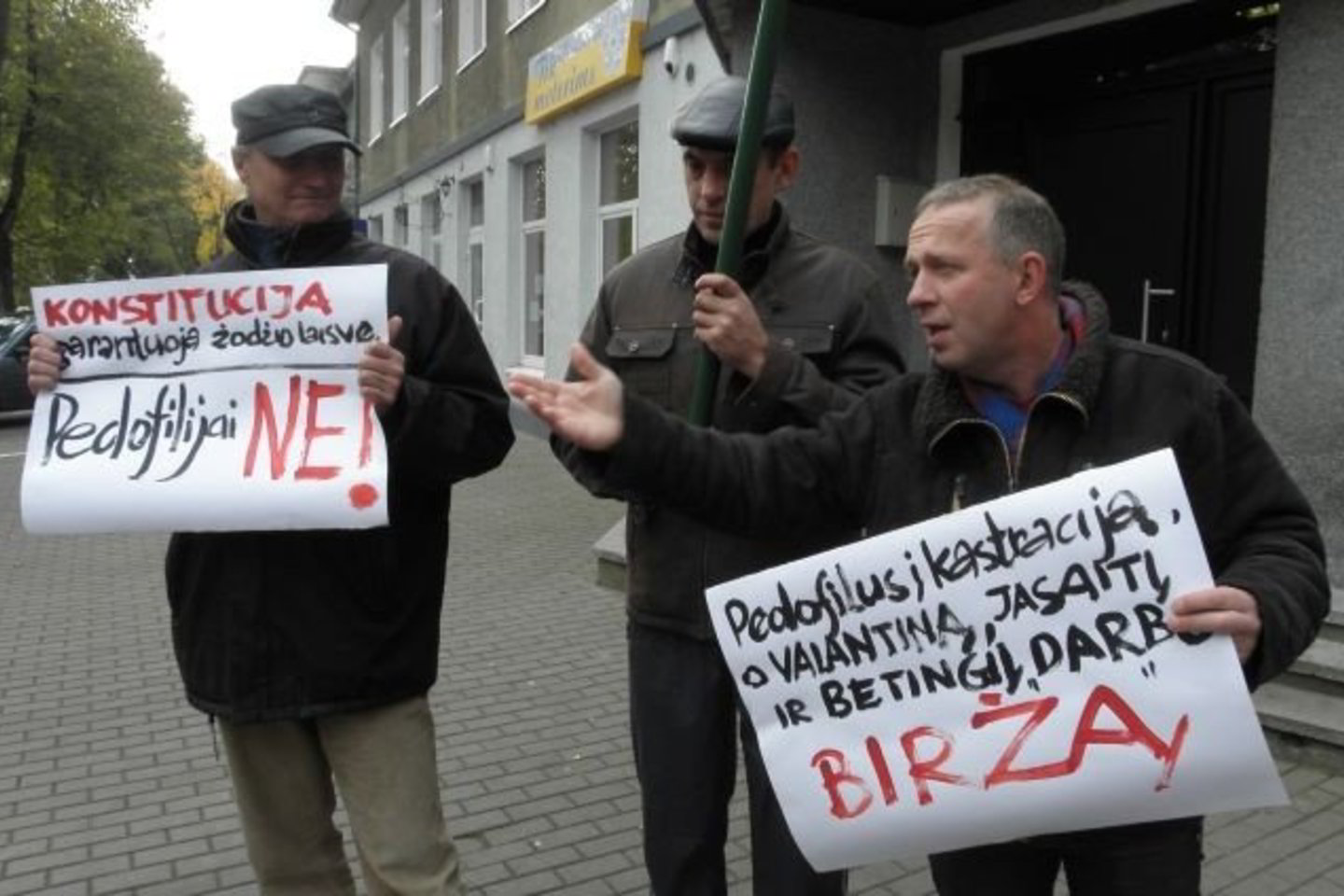 Prie Šilutės r. apylinkės prokuratūros surengtas piketas. Pro šalį ėję Šilutės prokurorai prie piketuotojų net nestabtelėjo. O po savaitės Šilutės prokuratūroje buvo nutrauktas ikiteisminis tyrimas dėl seksualinio nepilnametės prievartavimo.