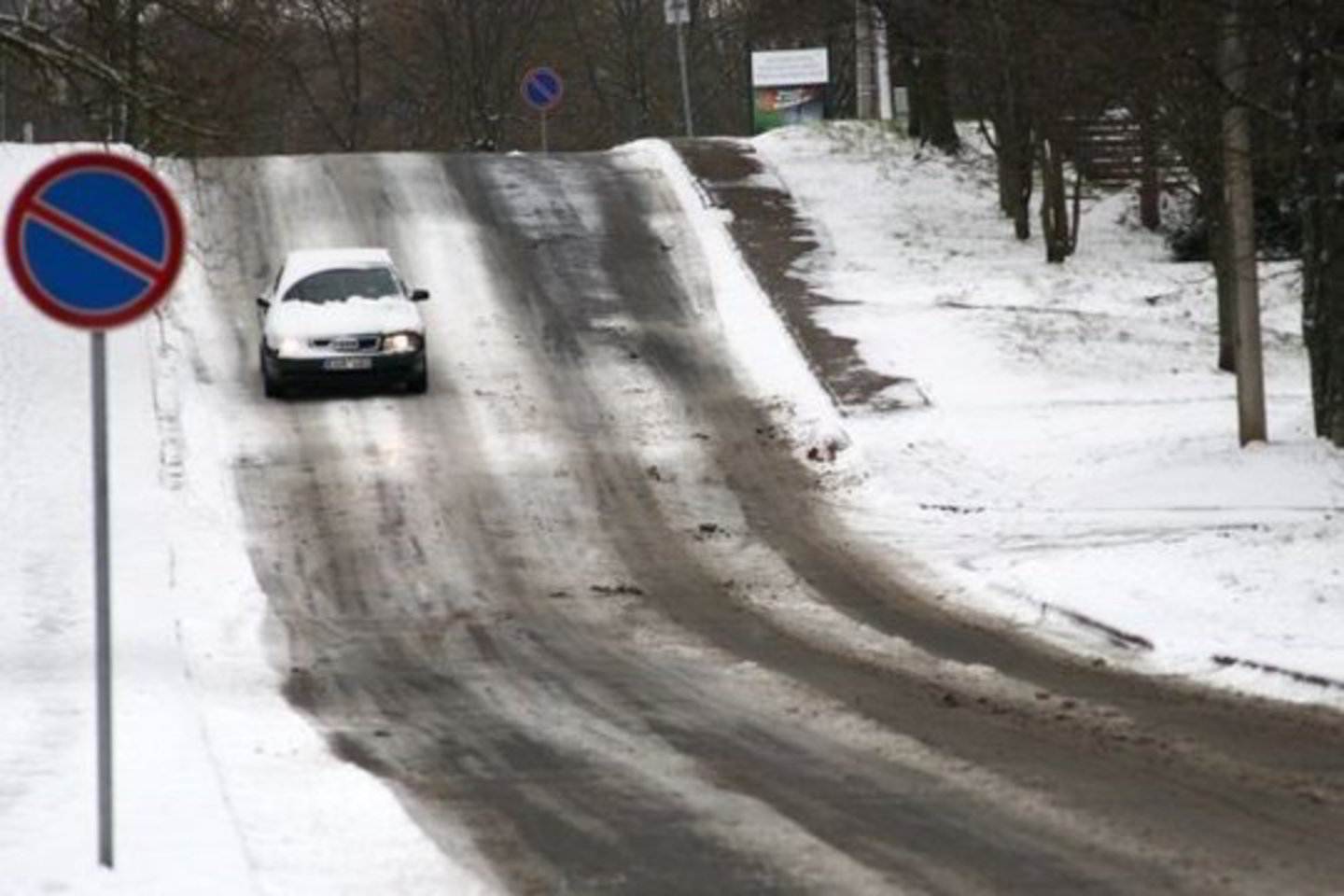 Kiekvieną dieną beveik 150 sunkvežimių, aprūpintų šlapios druskos barstymo įranga, darbuojasi įvairiuose Lietuvos regionuose.