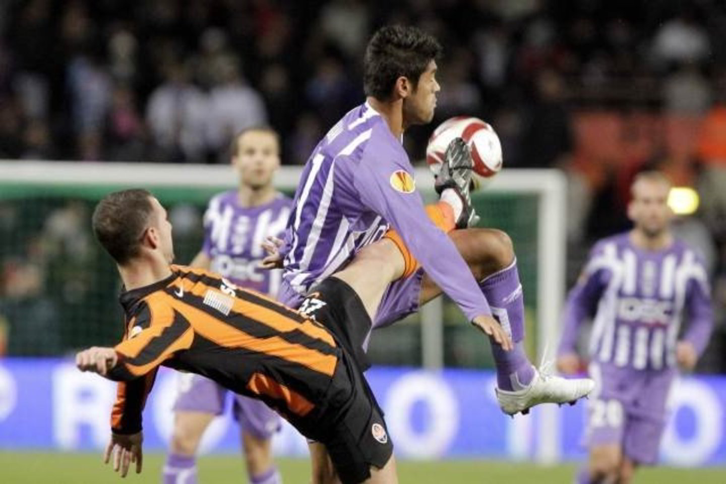 UEFA taurės savininkai Donecko „Šachtar“ futbolininkai (juoda oranžinė apranga) pranoko „Toulouse“ ekipą.