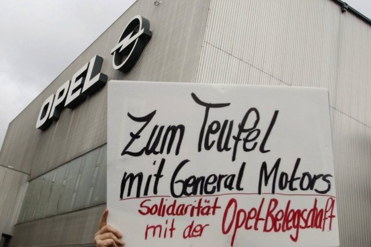 Dvi „Opel“ gamyklas Vokietijoje planuojama visiškai uždaryti, o kitose dviejose atleisti dalį personalo - mažiausiai 10 tūkst. žmonių.