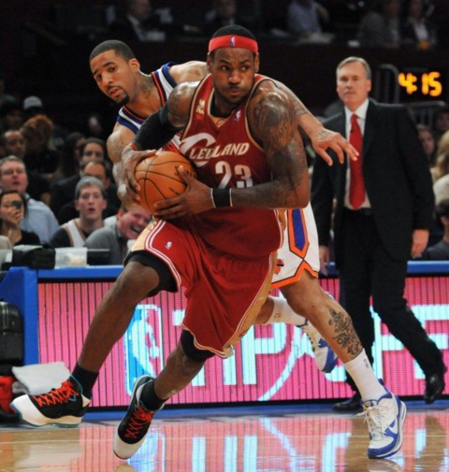 "Cleveland Cavaliers" krepšinio klubo puolėjas LeBronas James'as (priekyje) per NBA rungtynes su "New York Knicks" komanda pelnė 33 taškus.