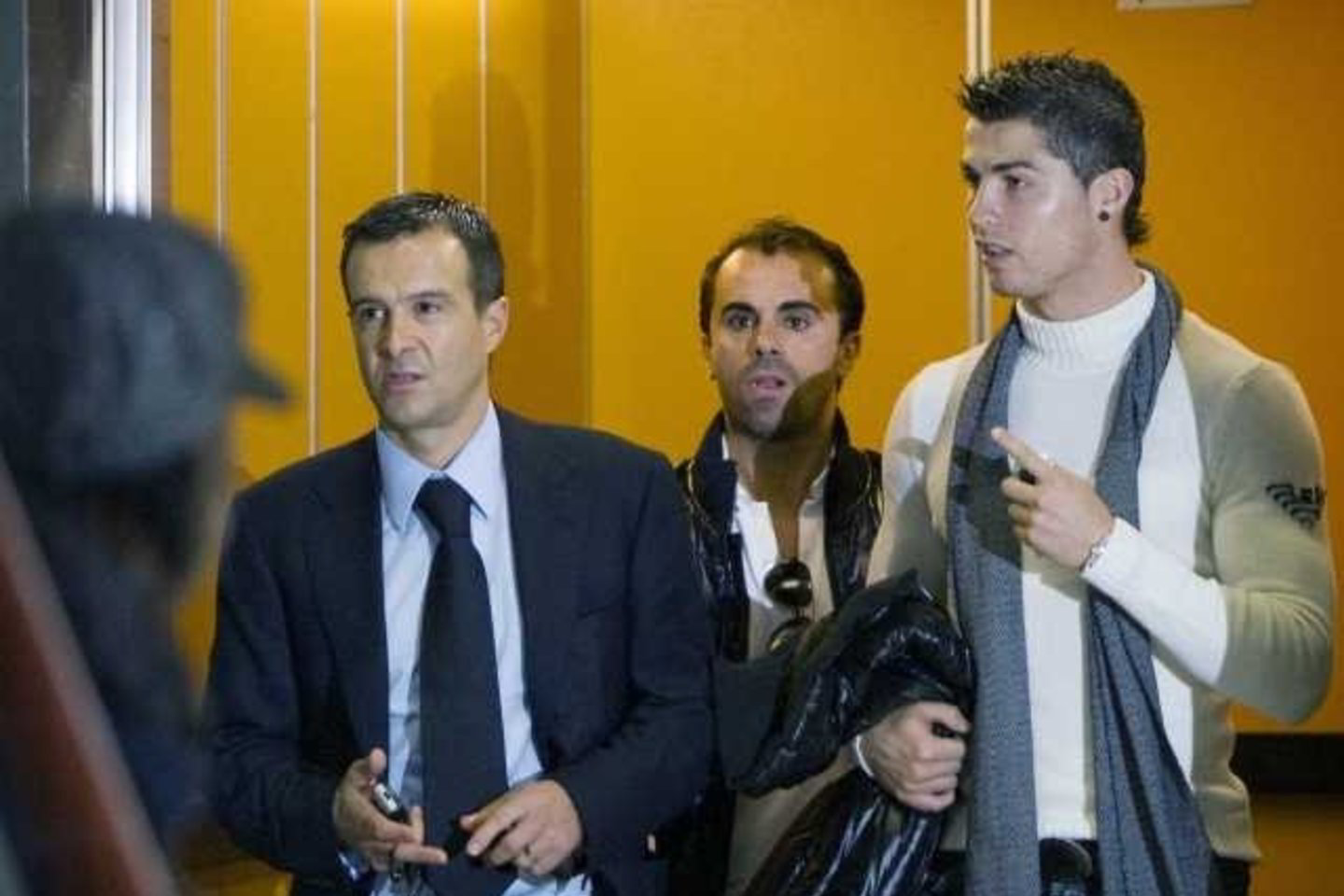 C.Ronaldo (dešinėje) ir jį gydantis N. van Dijkas (kairėje) po tyrimų Amsterdame pranešė, jog sugrįžimo teks palaukti dar dvi savaites.