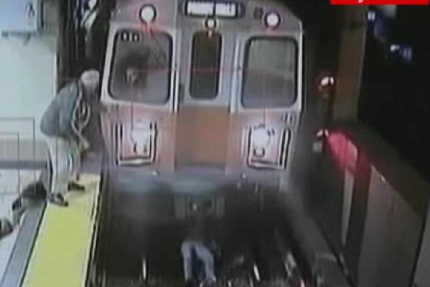 Traukinys sustojo likus vos keliems centimetrams iki ant bėgių gulinčios nelaimėlės.