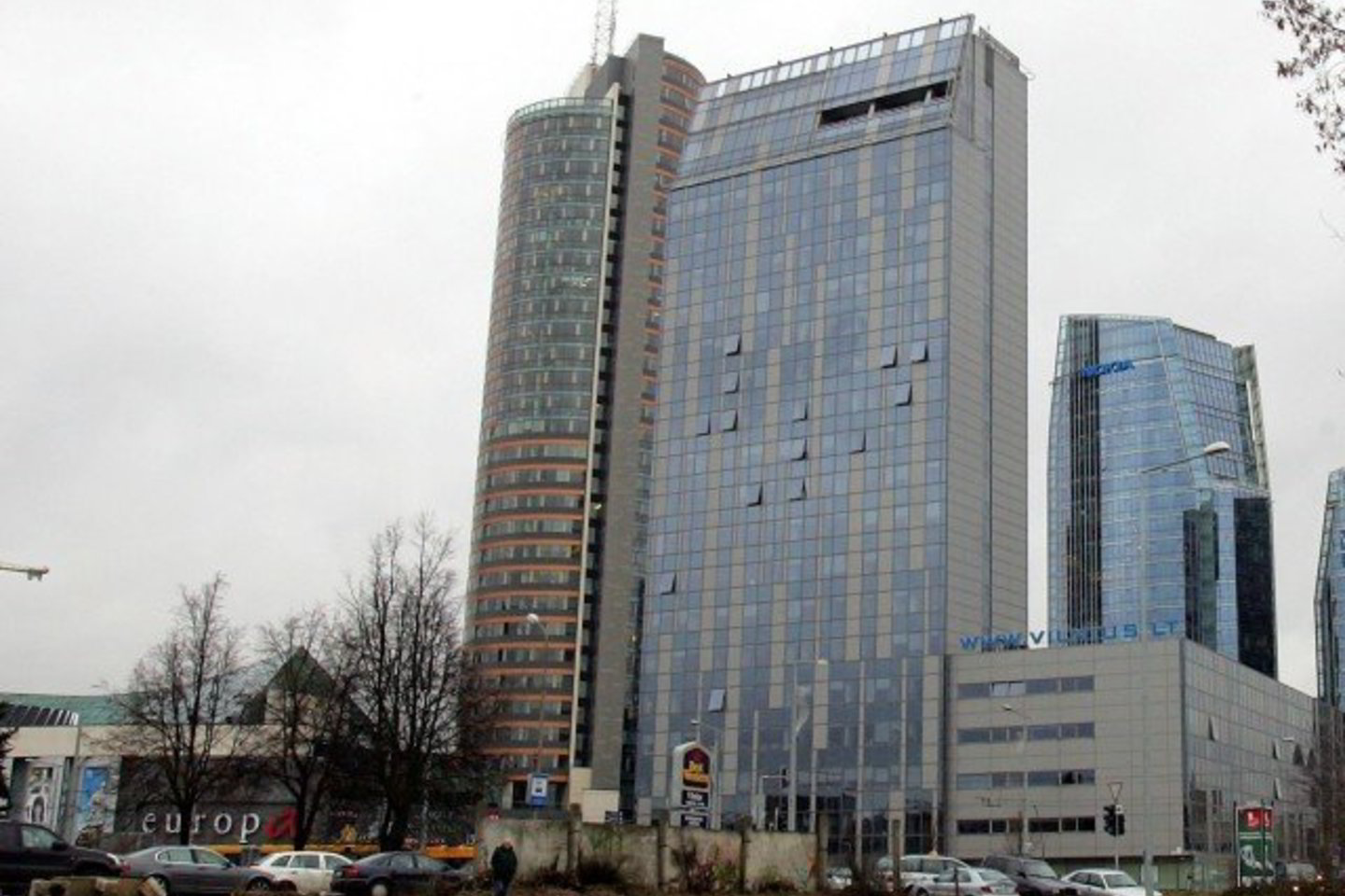 Opozicija kritikavo tokį siūlymą sakydama, kad pardavus pastatą bus galima gauti 80-100 mln. litų, kurie nepadengs sostinės skolų - apie 760 mln. litų.