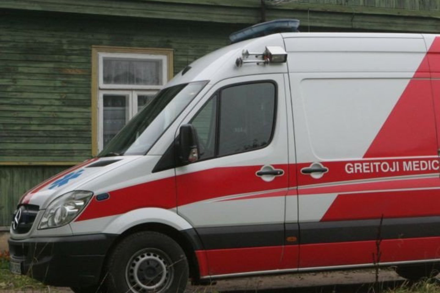Į ligoninę vežama moteris užgeso greitosios pagalbos automobilyje.
