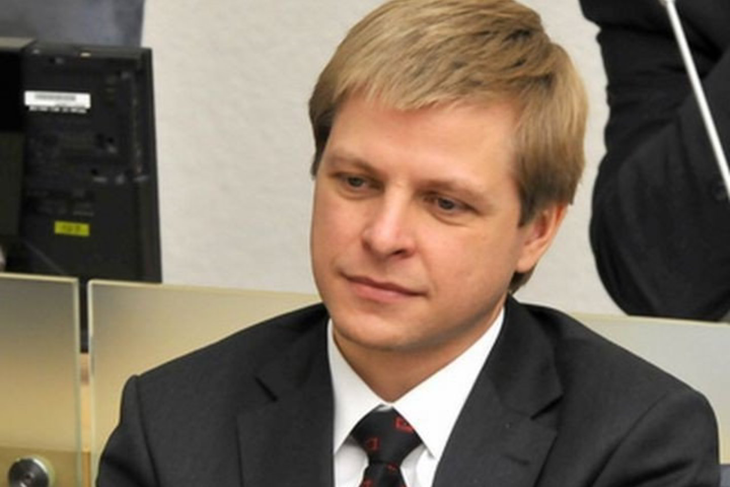 R.Šimašius, trečiadienį savo tinklaraštyje atmetęs kaltinimus Lietuvai buvus „antižydiška“ ir kolaboravus su naciais, pareiškė, kad Lietuva į istorijos klausimus turi atsakinėti pakelta galva.