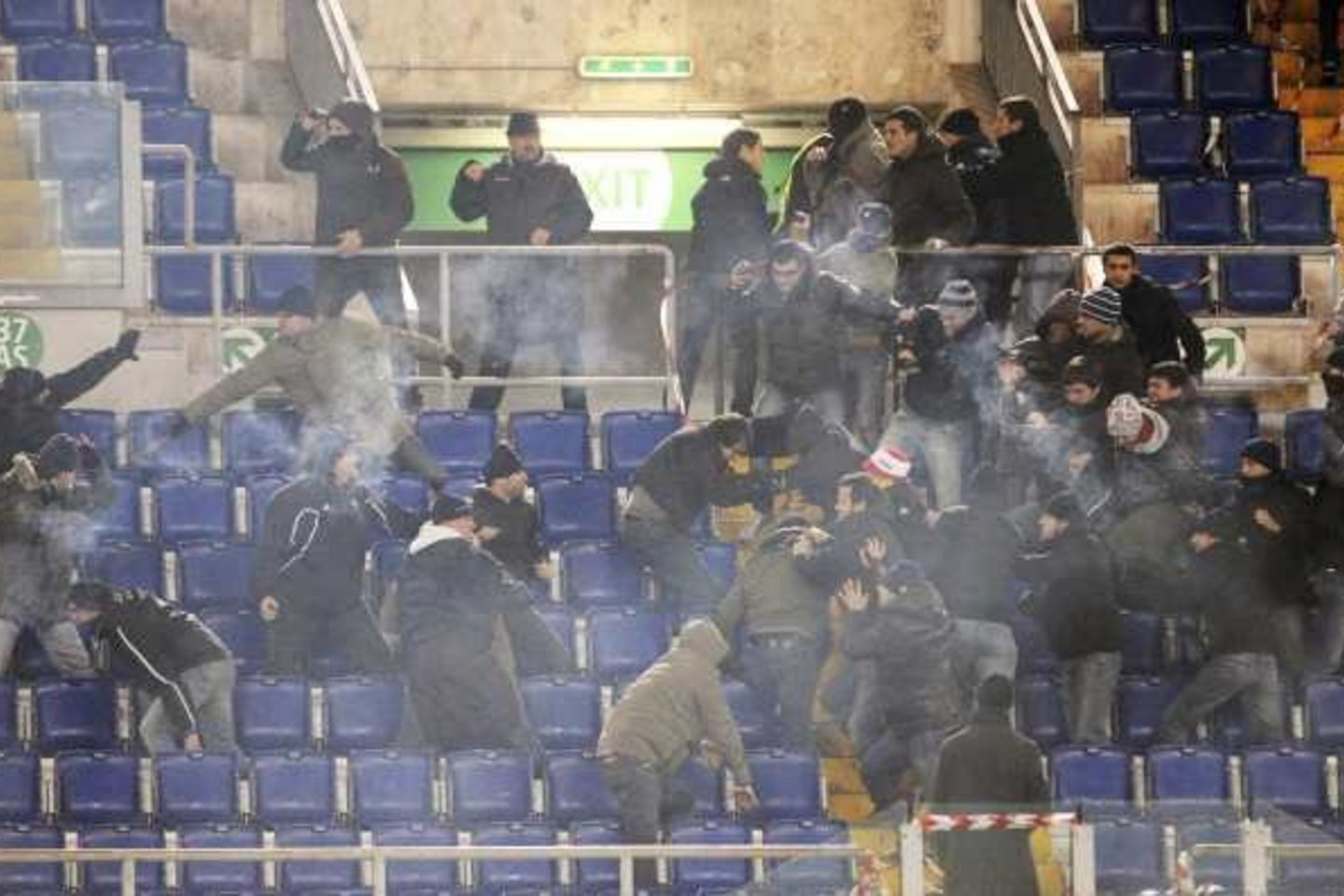 „AS Roma“ ir „Lazio“ sirgaliai grūmėsi vienas prieš vieną ir mėtėsi iš įvairių daiktų.