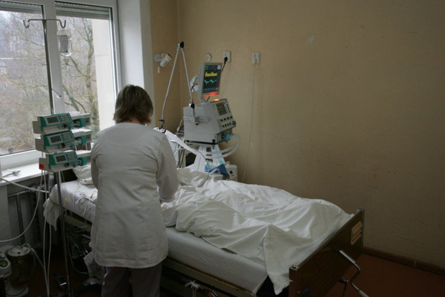 Gydytojai bando nustatyti tikslią merginos mirties priežastį.